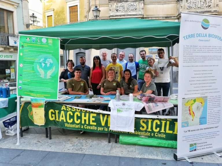 Stand "Plastic Free" insieme a CAI Brontee Giacche Verdi