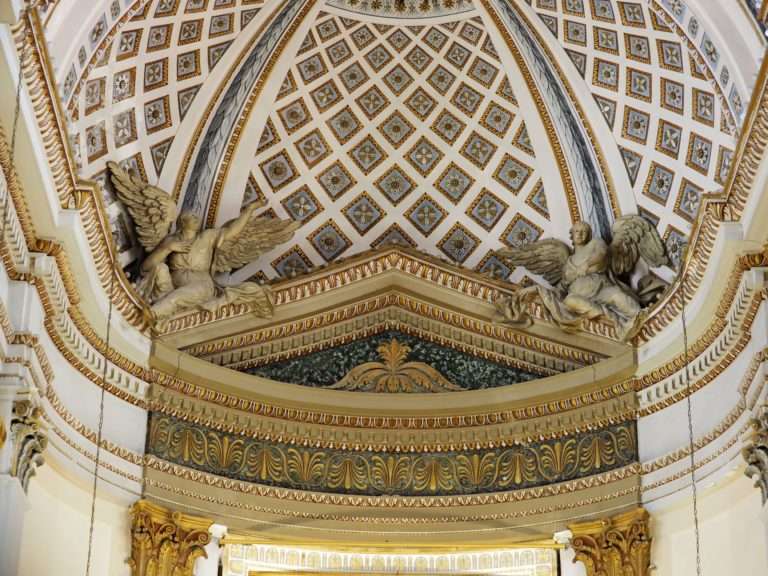 Cornice architettonica dell'altare maggiore
