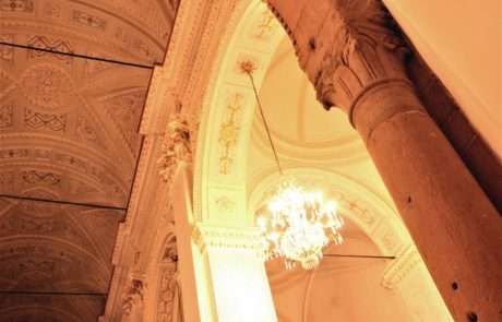 Soffitto con stucchi e dorature in contrasto con l'arco dell'antica chiesa di S. Maria